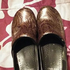 Slip resistant clogs